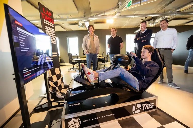 F1 coureur Nyck de Vries gaat samenwerking aan met digital agency TRES