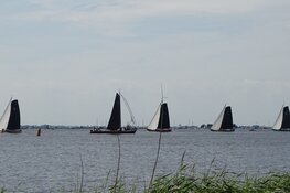 Skûtsje van Grou wint op Heegermeer bij Woudsend