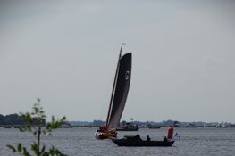 Skûtsje van Grou wint op Heegermeer bij Woudsend