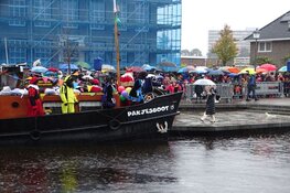 Kletsnatte Sinterklaas intocht in Heerenveen trekt veel publiek