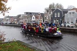 Kletsnatte Sinterklaas intocht in Heerenveen trekt veel publiek