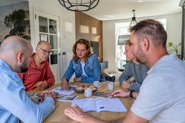 Siebe uit Heerenveen deelt zijn ervaringen met duurzaam wonen tijdens een thematour