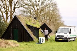 Flaeijelfeest voorziet plaggenhut van zonnepanelen en warmtepomp