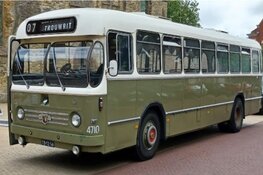 Rit met een oldtimerbus door ZO-Friesland