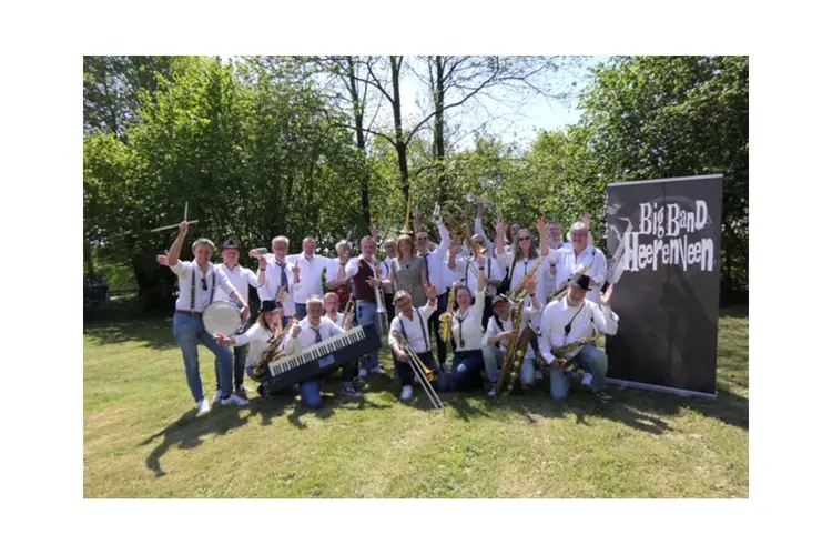 Openluchtoptreden BigBand Heerenveen bij Tuk's Theehuis