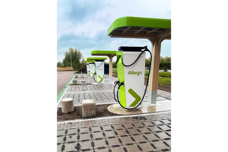 Allego opent nieuw Nederlands laadstation in Heerenveen met feestelijke opening