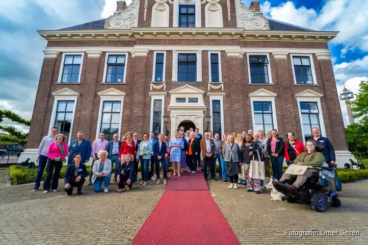 Feestelijke afsluiting cursus Politiek Actief in gemeente Heerenveen: meer dan 40 deelnemers ontvangen certificaat uit handen van burgemeester