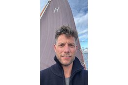 SKS-schipper Sytze Brouwer ambassadeur stichting Present Heerenveen: ‘Het is belangrijk om mensen een geluksmoment te bezorgen’