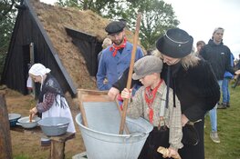 Burgemeester Avine Fokkens opent Boerenoptocht Flaeijelfeest te paard!
