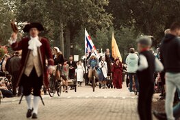 Burgemeester Avine Fokkens opent Boerenoptocht Flaeijelfeest te paard!