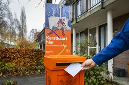 PostNL-bezorgers plaatsen sprookjesachtige en pratende kerstbrievenbus in eigen voortuin