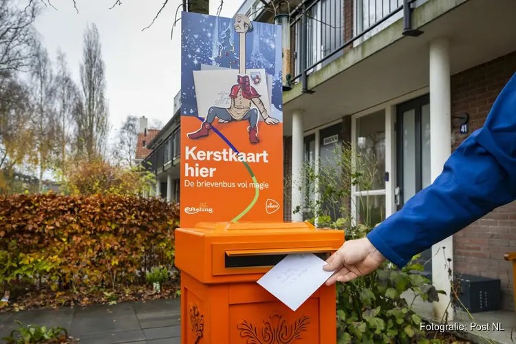 PostNL-bezorgers plaatsen sprookjesachtige en pratende kerstbrievenbus in eigen voortuin