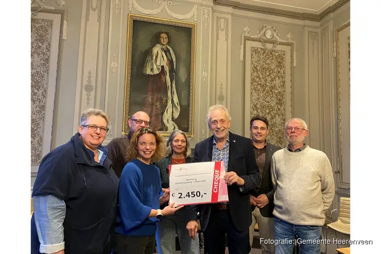 Gemeentebestuur Heerenveen doneert kerstpakket aan Dierenopvang ’t Heerveld