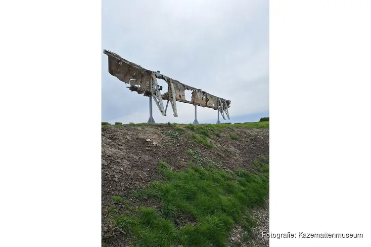 Vleugel en motor Lancaster ED 603 geplaatst in Kazemattenmuseum