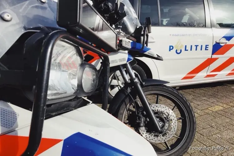 Politie neemt meerdere wapens in beslag in Katlijk en Heerenveen, drie personen aangehouden