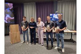 Firda-studenten zetten vakmanschap in voor nieuw meubilair in raadzaal van Heerenveen