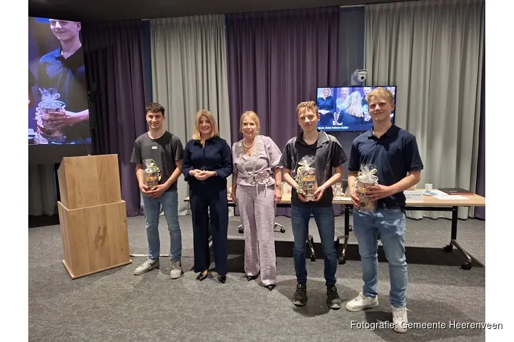 Firda-studenten zetten vakmanschap in voor nieuw meubilair in raadzaal van Heerenveen