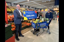 Femke Kok overhandigt namens Lidl recorddonatie aan Voedselbanken Nederland: 760.000 kg verse groente en fruit