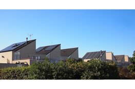 Zonnepanelen op je dak? In Fryslân gaat je rekening met 321 euro omhoog