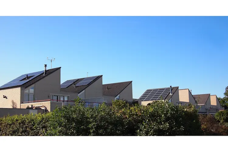 Zonnepanelen op je dak? In Fryslân gaat je rekening met 321 euro omhoog