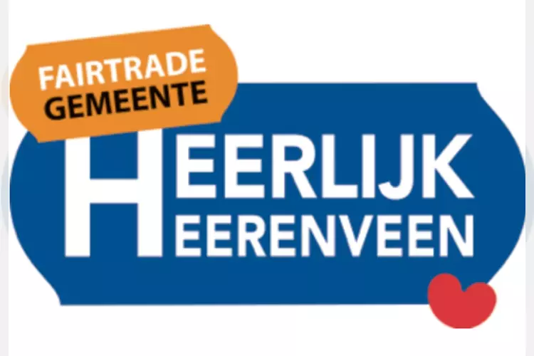 Blije gezichten bij de uitreiking Fairtrade certificaat tijdens reuzendei in Akkrum