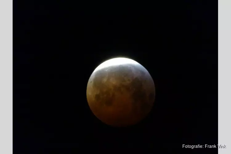 Maansverduistering boven Heerenveen goed zichtbaar