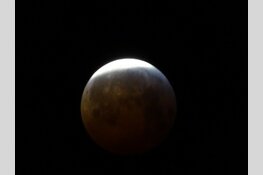 Maansverduistering boven Heerenveen goed zichtbaar