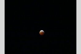 Maansverduistering boven Heerenveen goed zichtbaar