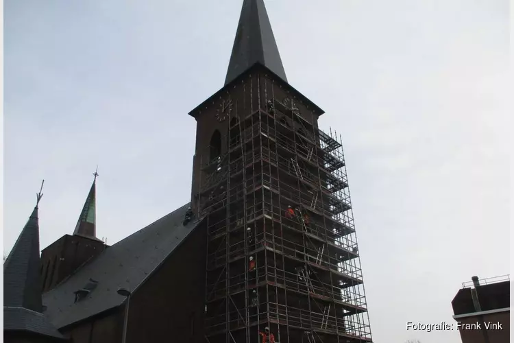 Restauratie kerktoren Heilige Geest kerk Heerenveen bezig