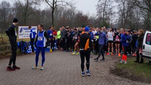 Veel deelnemers aan de start bij de Rotstergaastloop