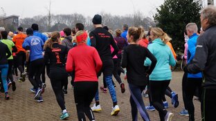 Veel deelnemers aan de start bij de Rotstergaastloop