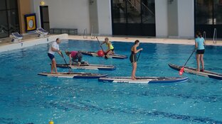 SUP Clinic peddeltechniek zwembad Sportstad Heerenveen succesvol verlopen