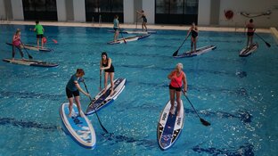 SUP Clinic peddeltechniek zwembad Sportstad Heerenveen succesvol verlopen