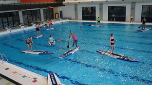 SUP Clinic peddeltechniek zwembad Sportstad Heerenveen succesvol verlopen