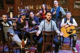 SCRUM brengt de pub het theater in met 15 Years of Single Malt Folk