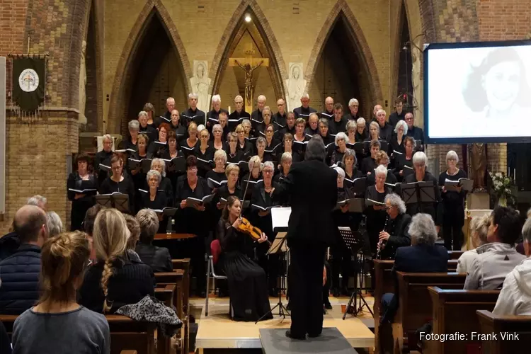 Herdenkingsconcert Toonkunstkoor Heerenveen druk bezocht