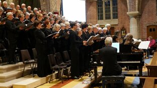 Herdenkingsconcert Toonkunstkoor Heerenveen druk bezocht