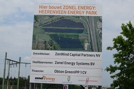 Bouwbord aanleg zonnepark Omweg Heerenveen zichtbaar
