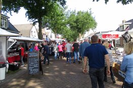 Gezellige drukte op de Skoattermerke in Oudeschoot