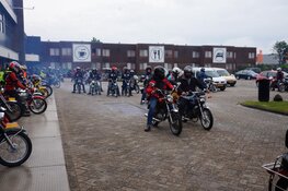 Veel deelnemers aan de start in Heerenveen voor de Toertocht Friesland