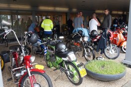 Veel deelnemers aan de start in Heerenveen voor de Toertocht Friesland