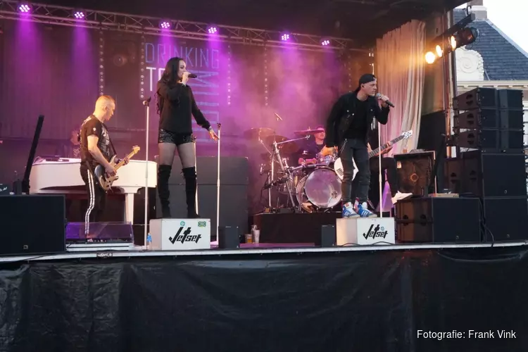 Optreden band Jetset live Oude Koemarkt Heerenveen druk bezocht tijdens Kleintje Koemarkt