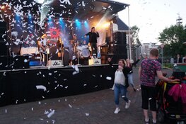 Optreden band Jetset live Oude Koemarkt Heerenveen druk bezocht tijdens Kleintje Koemarkt