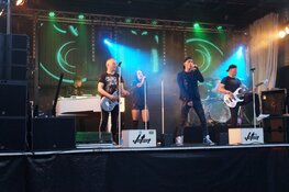 Optreden band Jetset live Oude Koemarkt Heerenveen druk bezocht tijdens Kleintje Koemarkt