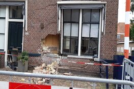 Auto ramt woning, en rijdt door