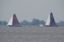 Inhaalwedstrijd IFKS skûtsjesilen bij Echtenerbrug op het Tjeukemeer druk bezocht