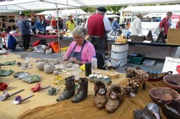 Turfstekers- en seniorenmarkt druk bezocht