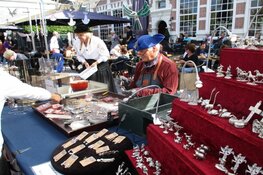 Turfstekers- en seniorenmarkt druk bezocht