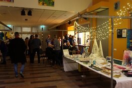 Gezellige drukte op de kerstmarkt in Oudeschoot