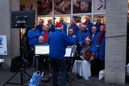 Gezellige drukte op de jaarlijkse kerstmarkt in Heerenveen